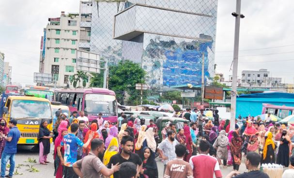 রাজধানীর কুড়িলে পোশাকশ্রমিকদের সড়ক অবরোধ, বেতন-ভাতার দাবি