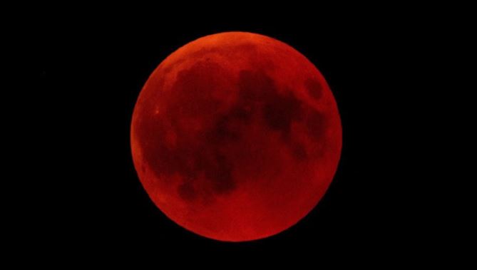 আজ রাতে পূর্ণগ্রাস চন্দ্রগ্রহণ, ‘লাল চাঁদ’ দেখা যাবে বাংলাদেশ থেকেও