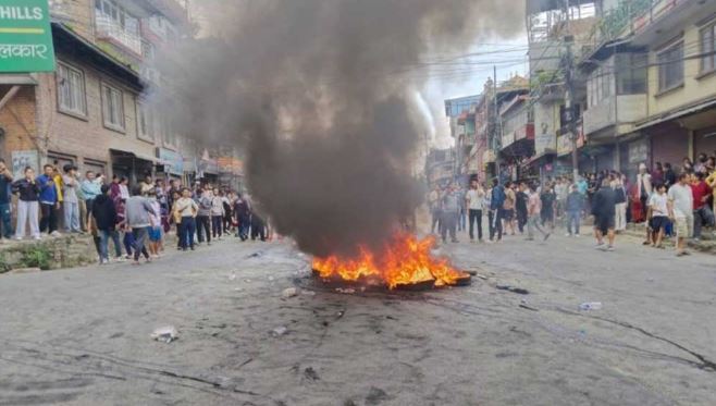 নেপালে কারফিউ ভেঙে দ্বিতীয় দিনেও বিক্ষোভ, প্রেসিডেন্ট-প্রধানমন্ত্রীর বাড়িতে আগুন, ভাঙচুর