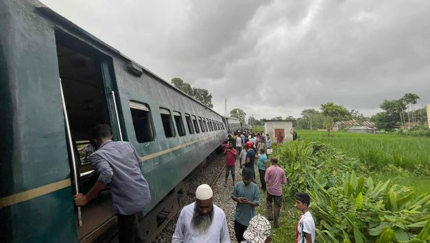 রংপুরে পদ্মরাগ ট্রেনের ৬ বগি লাইনচ্যুত, রেল যোগাযোগ বন্ধ