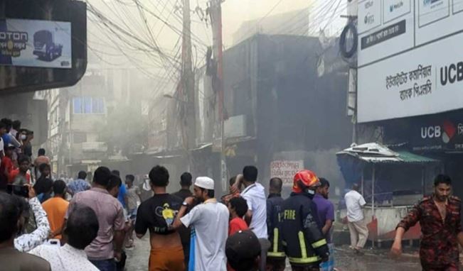 টঙ্গীতে রাসায়নিকের গুদামে আগুন, নেভাতে গিয়ে ফায়ার সার্ভিসের ৪ কর্মী দগ্ধ