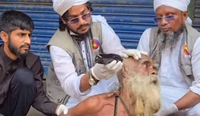 ‘আল্লাহ, তুই দেহিস’: নিজেকে ‘ঘরবন্দি’ করে রেখেছেন চুল-দাঁড়ি কেটে দেওয়া সেই ‘ফকির’