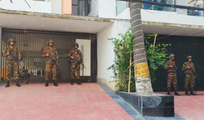 হাজী সেলিমের বাড়িতে যৌথবাহিনীর অভিযান, ৬ গাড়ি জব্দ