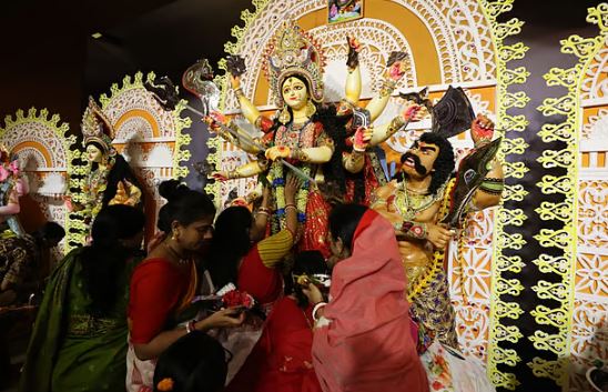 বিজয়া দশমী আজ, উৎসবে-বেদনায় প্রতিমা বিসর্জনে দেবীর বিদায়