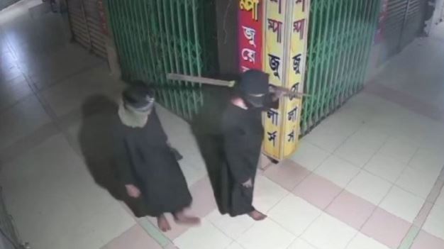 বোরকা পরে দোকানের তালা কেটে ৫০০ ভরি স্বর্ণালঙ্কার চুরি
