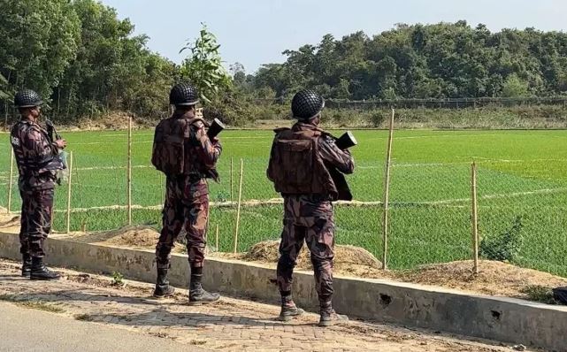 কক্সবাজারের উখিয়া ও ঘুমধুম সীমান্তের ওপারে গোলাগুলি, আতঙ্ক এপারে