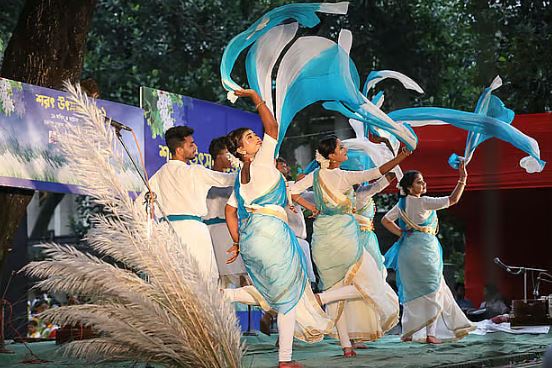‘অনেকের আপত্তি’ ও ‘গন্ডগোলের আশঙ্কা’ থেকে শরৎ উৎসব স্থগিত: চারুকলার ডিন