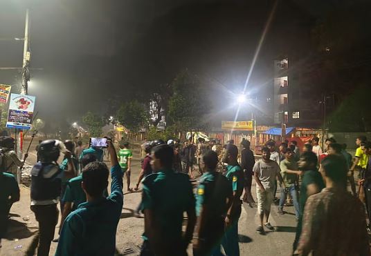 মধ্যরাতে ঢাবি ও ঢাকা কলেজের শিক্ষার্থীদের সংঘর্ষ
