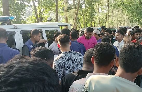 নোয়াখালীতে প্রকাশ্যে সড়কের ওপর এক ব্যক্তিকে গলা কেটে ও কুপিয়ে হত্যা