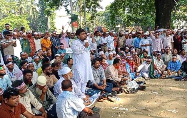 তৃতীয় দিনে শিক্ষকদের অবস্থান, দুপুরে ‘মার্চ টু সচিবালয়’