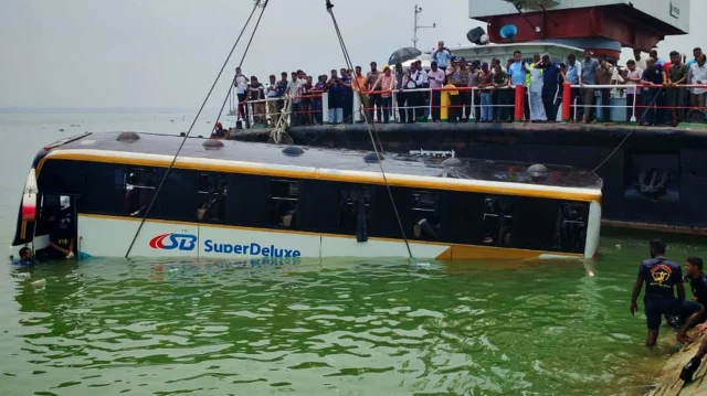 পদ্মায় ডুবে যাওয়া বাস উদ্ধার, বড় দুর্ঘটনা থেকে রক্ষা পেল যাত্রীরা