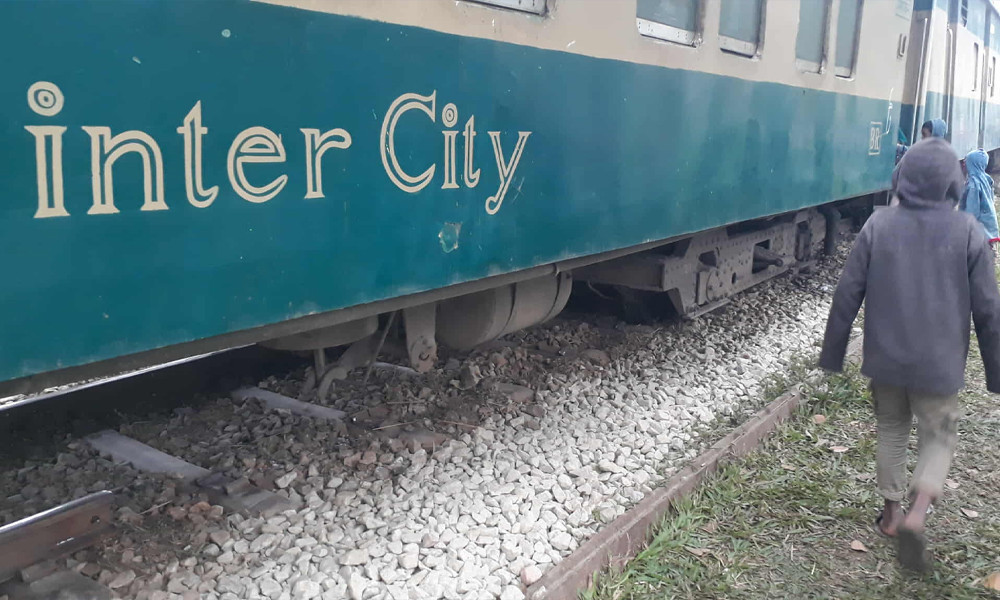 গফরগাঁওয়ে রেললাইন আক্রান্ত, ট্রেন লাইনচ্যুত