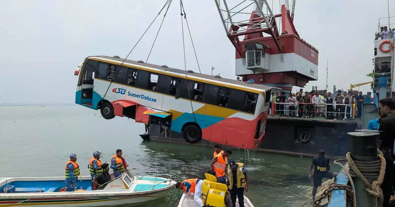 দৌলতদিয়া ফেরিঘাটে বাস দুর্ঘটনা, চালকসহ তিনজনের বিরুদ্ধে মামলা