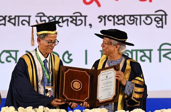 ড. ইউনূসকে সম্মানসূচক ডি–লিট ডিগ্রি দিল চট্টগ্রাম বিশ্ববিদ্যালয়