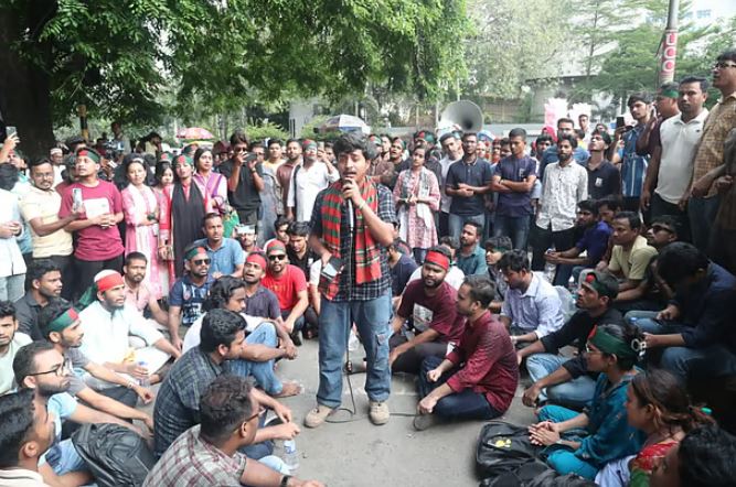 স্লোগানে-গানে জগন্নাথ বিশ্ববিদ্যালয়ের আন্দোলনকারীদের সমাবেশ শুরু