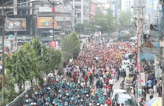 যমুনা অভিমুখে বেতন-বোনাসের দাবিতে পোশাকশ্রমিকদের মিছিল, পুলিশের বাধা