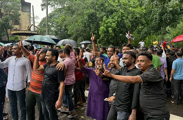 রিট খারিজের খবরে ইশরাক সমর্থকদের উল্লাস, দুই উপদেষ্টার বিদায় চেয়ে স্লোগান
