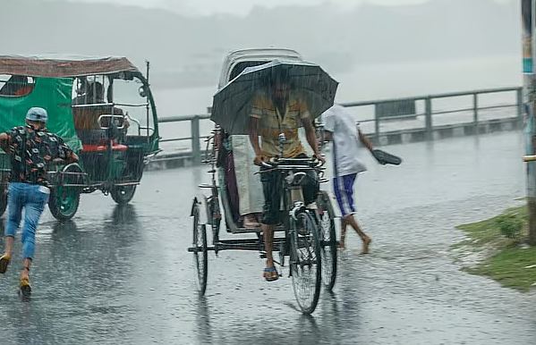 গভীর নিম্নচাপ উপকূল অতিক্রম করতে শুরু করেছে, জলোচ্ছ্বাসের আশঙ্কা