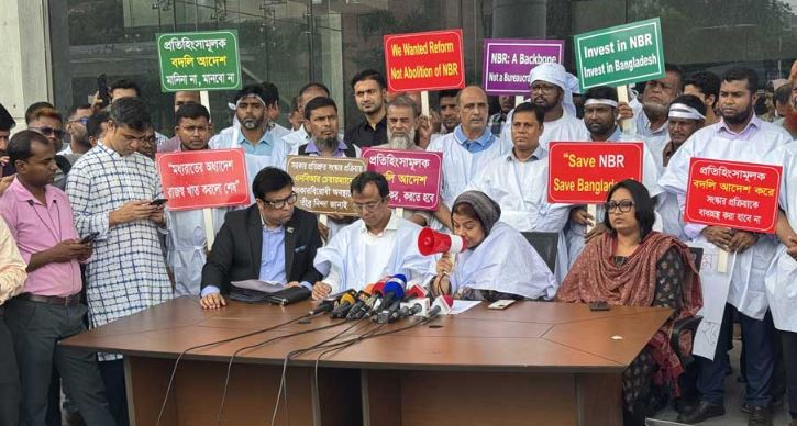 এনবিআর কর্মচারীদের ‘কমপ্লিট শাটডাউনের’ হুমকি, চেয়ারম্যানের পদত্যাগ দাবি