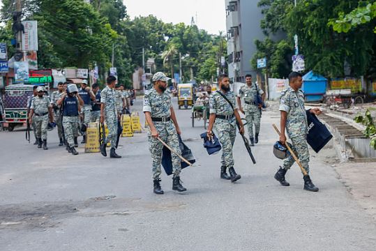 গোপালগঞ্জে কারফিউ, যৌথ বাহিনীর অভিযানে আটক ৪৫