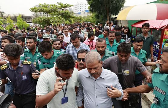 শিক্ষার্থীদের সব দাবি পূরণের আশ্বাস আইন উপদেষ্টার, বিক্ষোভ চলছে 