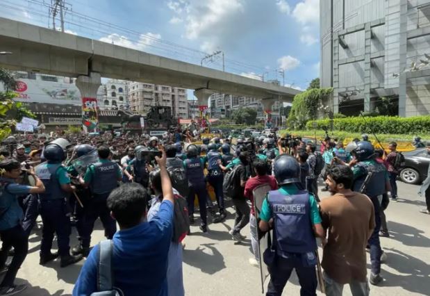 যমুনা অভিমুখে এগোনোর চেষ্টা প্রকৌশলের শিক্ষার্থীদের, পুলিশের সাথে সংঘর্ষ