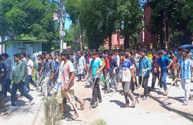 উপাচার্যকে প্রকাশ্যে ক্ষমা চাইতে বললেন বাকৃবি শিক্ষার্থীরা, অন্যথায় ‘কঠোর আন্দোলন’