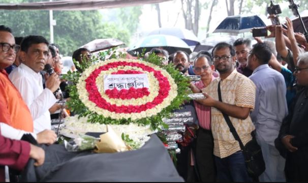 শহীদ মিনারে শেষ শ্রদ্ধায় সিক্ত ফরিদা পারভীন, শায়িত হবেন কুষ্টিয়ায়
