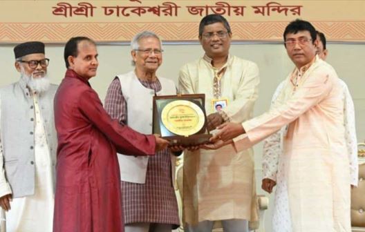 ঢাকেশ্বরী মন্দির পরিদর্শন করলেন প্রধান উপদেষ্টা