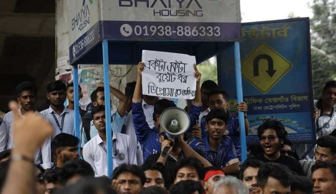 রাস্তা ছাড়লেন কারিগরির শিক্ষার্থীরা, বৃহস্পতিবারে ‘কাকতাড়ুয়া দহন’ কর্মসূচি