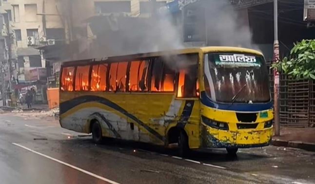 মিরপুরে যাত্রীবাহী বাসে গুলি, দেওয়া হয় আগুন