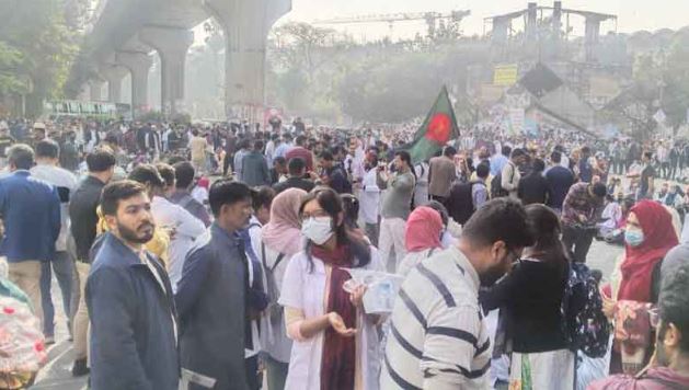 কর্মবিরতির ঘোষণা দিয়ে শাহবাগ ছাড়লেন ট্রেইনি চিকিৎসকরা