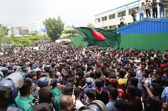 শিক্ষার্থীদের বাধার মুখে আবার কলেজে ফিরলেন দুই উপদেষ্টা ও প্রেস সচিব, বিক্ষোভ চলছে