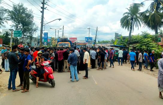 ঢাকা-বরিশাল মহাসড়ক অবরোধ করে শিক্ষার্থীদের বিক্ষোভ