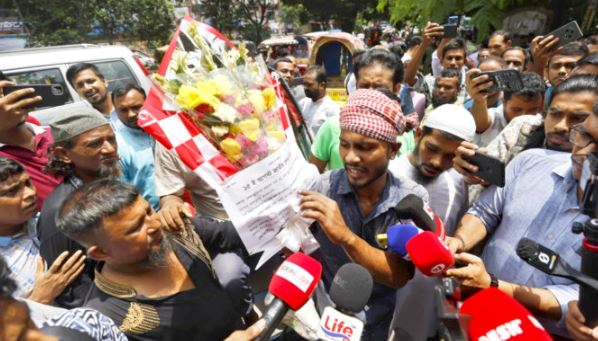 ধানমন্ডি ৩২ থেকে আটক রিকশাচালকের বিষয়ে ওসির কাছে ব্যাখ্যা চাইলো সরকার