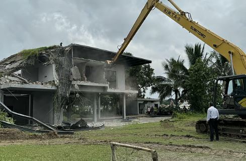 গুঁড়িয়ে দেওয়া হলো সাবেক বিদ্যুৎ প্রতিমন্ত্রী নসরুল হামিদের অবৈধ বাংলো