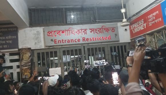 ভোট কারচুপির অভিযোগে ছাত্রদলের বিক্ষোভ মিছিল, টিএসসিতে উত্তেজনা