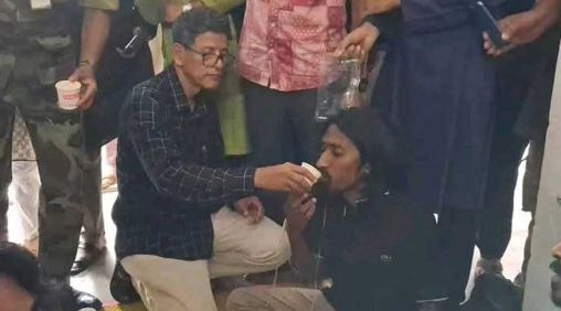 উপাচার্যের আশ্বাসে অনশন ভাঙলেন চট্টগ্রাম বিশ্ববিদ্যালয়ের ৯ শিক্ষার্থী