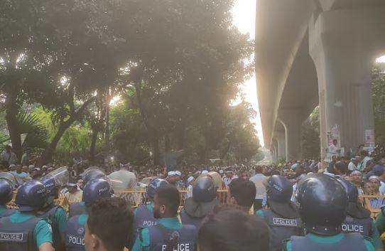 এমপিওভুক্ত শিক্ষক-কর্মচারীদের ‘মার্চ টু সচিবালয়’ কর্মসূচিতে পুলিশের বাধা