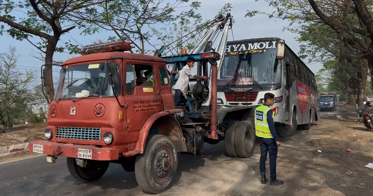 ফেনীতে বাস, অ্যাম্বুলেন্স ও মোটরসাইকেলের ত্রিমুখী সংঘর্ষে নিহত ৩, আহত অন্তত ৫