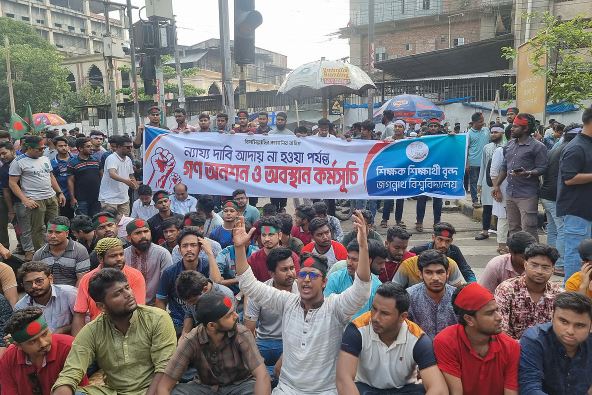 ৫০ ঘণ্টা ধরে অবস্থানের পর গণঅনশনে জগন্নাথের শিক্ষক–শিক্ষার্থীরা