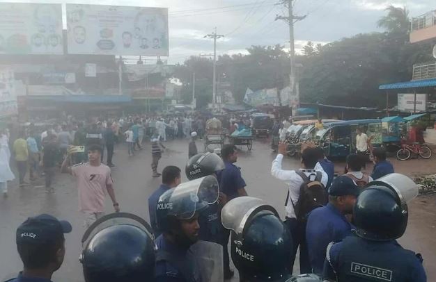 কুমিল্লায় উপদেষ্টা আসিফ সমর্থকদের ওপর হামলা, ধাওয়া-পাল্টা ধাওয়া