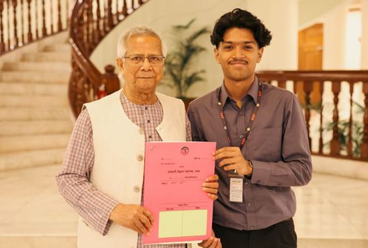 সাগর-রুনির সন্তান মেঘের হাতে প্লটের দলিল হস্তান্তর করলেন প্রধান উপদেষ্টা