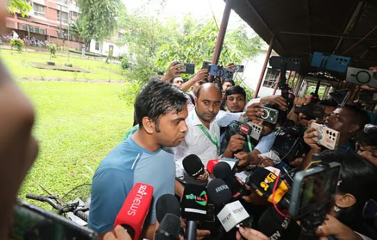 তিন হলে ভোটগ্রহণে বিশৃঙ্খলা, অনিয়মের অভিযোগ