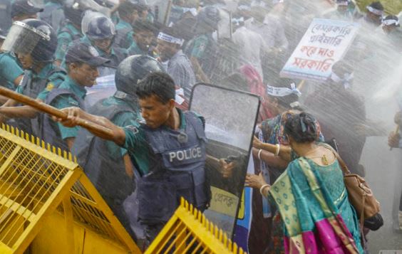 বেসরকারি শিক্ষকরা যমুনা অভিমুখে, পিটিয়ে সরাল পুলিশ