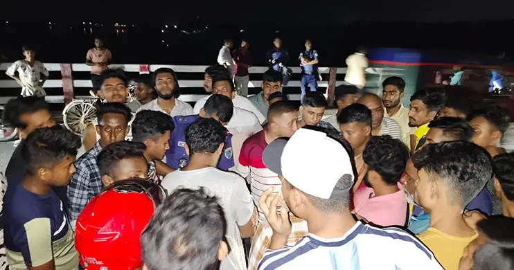 গড়াই সেতু থেকে নদীতে ঝাঁপ, তিন ঘণ্টা পর জীবিত উদ্ধার কলেজছাত্রী