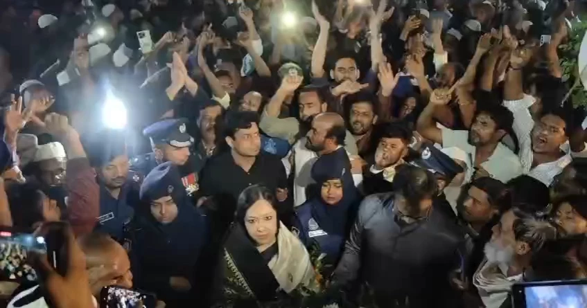 শহিদ মিনারে শ্রদ্ধা জানাতে গিয়ে বাধার মুখে  রুমিন ফারহানা, ফিরে গেলেন ফুল না দিয়েই