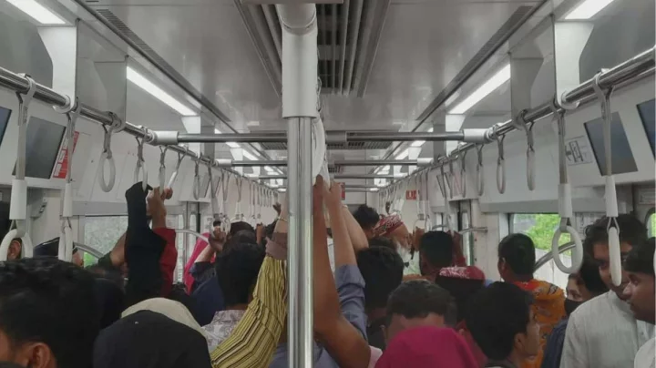 ঈদের দ্বিতীয় দিনে মেট্রোরেলে উপচেপড়া ভিড়