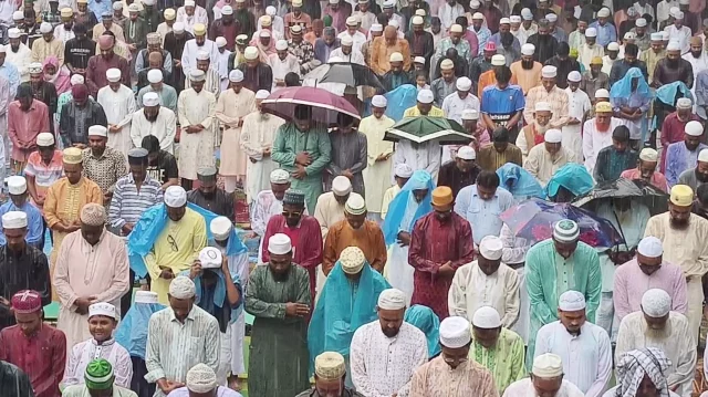 তুমুল বৃষ্টি উপেক্ষা করে শোলাকিয়ায় ১৯৯তম ঈদ জামাত অনুষ্ঠিত