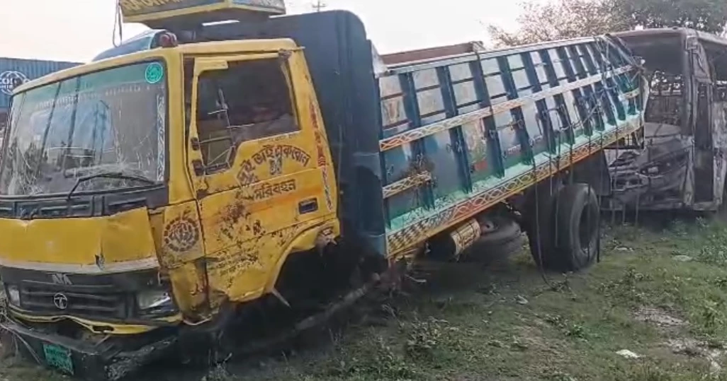 কুমিল্লার দাউদকান্দিতে ট্রাক খাদে পড়ে নিহত ৭, আহত ৬